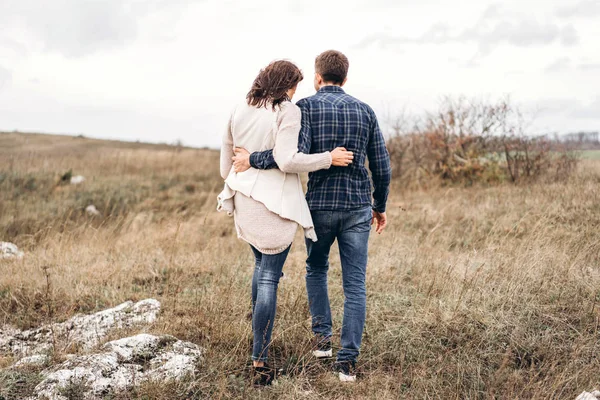 Romántica Pareja Joven Disfrutar Pasar Tiempo Juntos Aire Libre —  Fotos de Stock