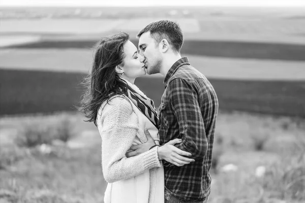 Romantique Jeune Couple Passer Temps Ensemble Plein Air — Photo