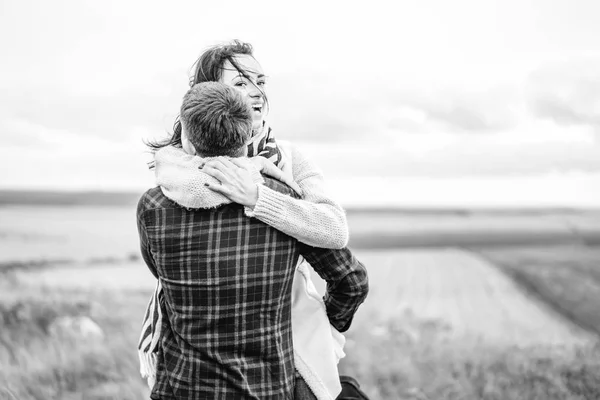 Romantický Docela Mladý Pár Bavit Venkovní — Stock fotografie