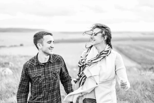 Romantic Young Couple Enjoy Spending Time Together Outdoor — Stock Photo, Image