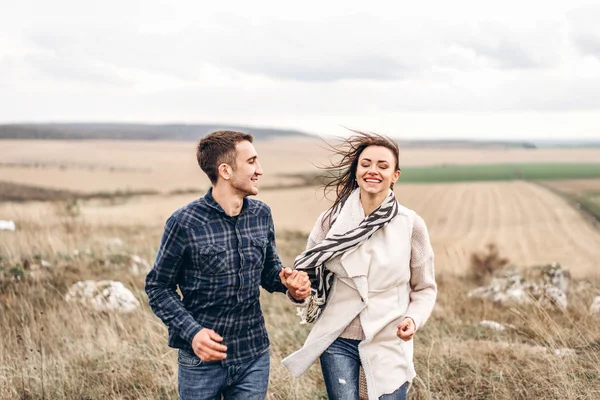 Romantische Jong Koppel Genieten Van Tijd Samen Doorbrengen Buiten — Stockfoto