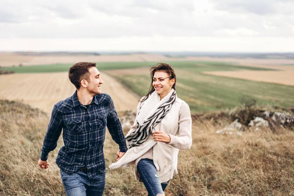 Romantiska Unga Par Njuta Tillbringa Tid Tillsammans Utomhus — Stockfoto