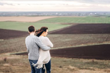 Romantik güzel çift açık birlikte vakit keyfini çıkarın