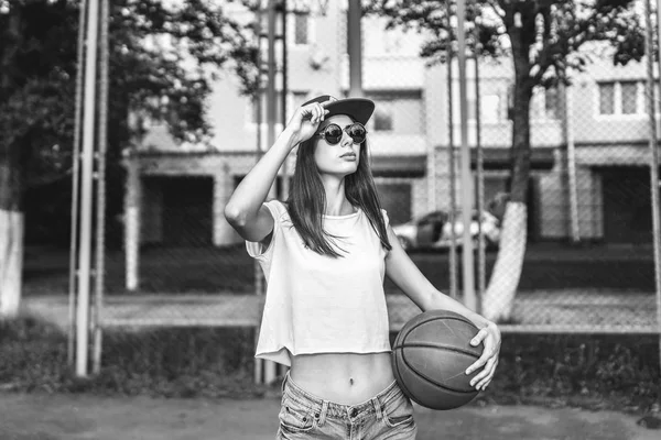 Jolie Jeune Fille Sportive Avec Ballon Basket Plein Air — Photo