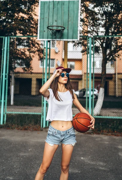 Hübsche Junge Sportliche Mädchen Mit Basketballball Freien — Stockfoto