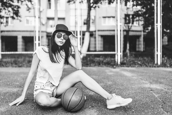 Muito Jovem Menina Desportiva Com Bola Basquete Livre — Fotografia de Stock