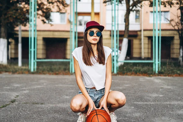 相当年轻运动的女孩与篮球室外 — 图库照片