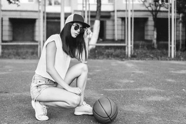 Mooie Jonge Sportieve Meisje Met Basketbal Bal Buiten — Stockfoto