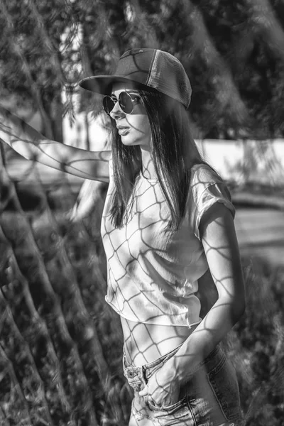 Pretty Sporty Brunette Girl Metal Grid Playground — Stock Photo, Image