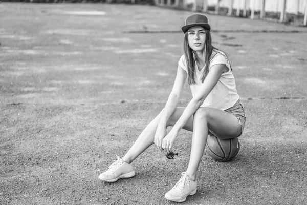 Jolie Jeune Fille Sportive Avec Ballon Basket Plein Air — Photo