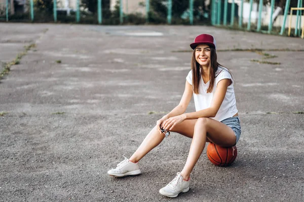 Mooie Jonge Sportieve Meisje Met Basketbal Bal Buiten — Stockfoto