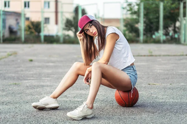 Красивая Молодая Спортивная Девушка Баскетбольным Мячом Открытым Небом — стоковое фото
