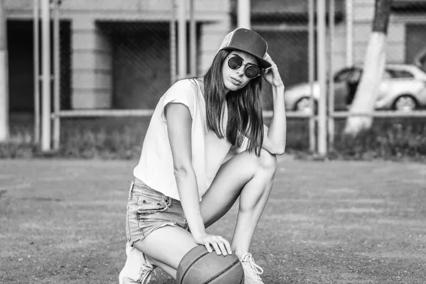 Muito Jovem Menina Desportiva Com Bola Basquete Livre — Fotografia de Stock