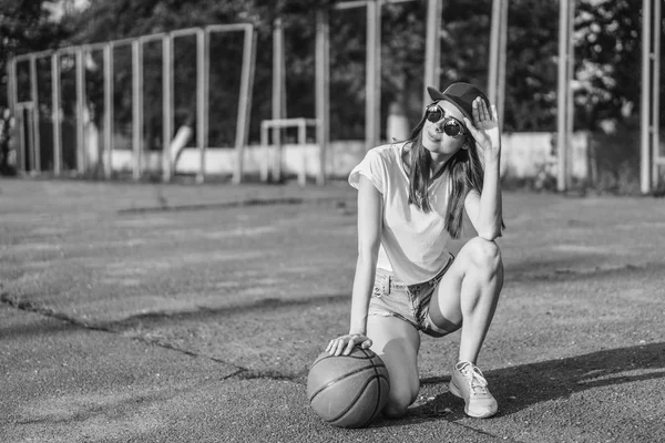 Bella Giovane Ragazza Sportiva Con Pallone Basket All Aperto — Foto Stock