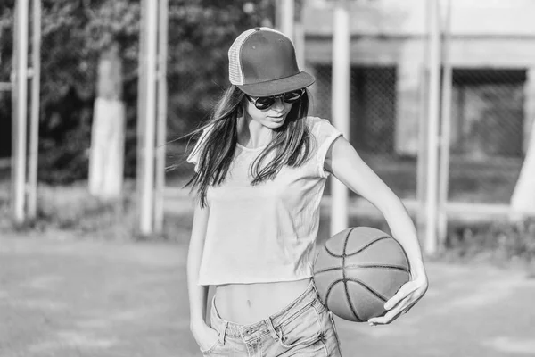 Hübsche Junge Sportliche Mädchen Mit Basketballball Freien — Stockfoto