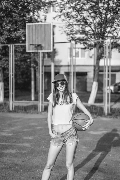 Gadis Cantik Sporty Dengan Bola Basket Luar — Stok Foto