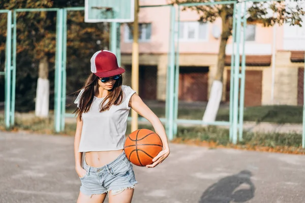 Bella Giovane Ragazza Sportiva Con Pallone Basket All Aperto — Foto Stock