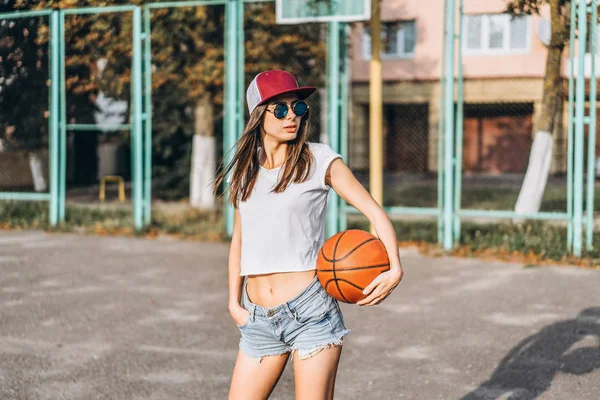 Bella Giovane Ragazza Sportiva Con Pallone Basket All Aperto — Foto Stock