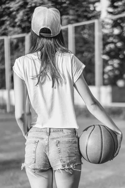 Jolie Jeune Fille Tenant Ballon Basket Vue Arrière — Photo