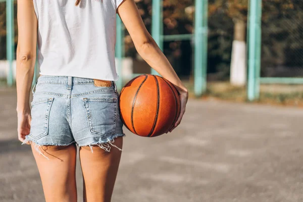 Gadis Muda Cantik Memegang Bola Basket Pandangan Belakang — Stok Foto