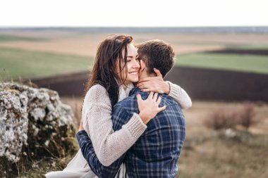 Romantik mutlu çift keyfini birlikte vakit açık