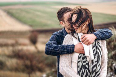 Romantik mutlu çift keyfini birlikte vakit açık