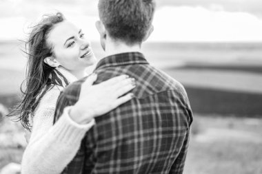 Romantik güzel çift açık birlikte vakit keyfini çıkarın