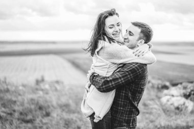 Romantik Genç ve güzel çift açık iyi eğlenceler