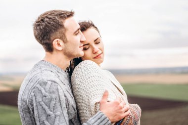 Romantik mutlu çift keyfini birlikte vakit açık