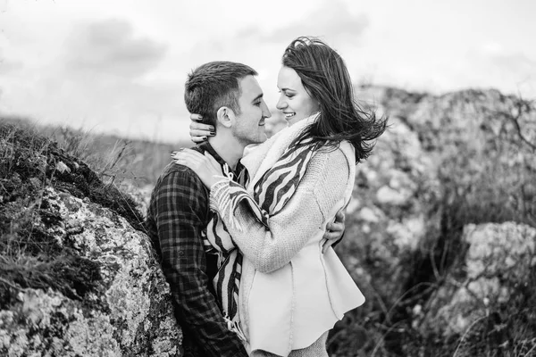 Romantische Gelukkige Paar Genieten Van Tijd Samen Doorbrengen Buiten — Stockfoto