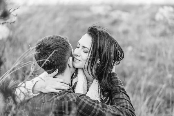 Romantický Šťastnému Páru Trávit Čas Společně Venkovní — Stock fotografie