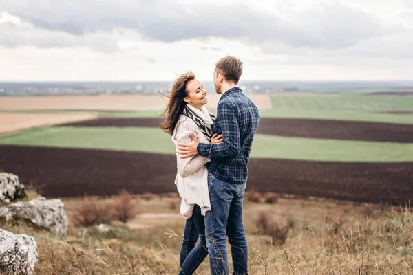 Romantický Pár Hezká Venkovní Trávit Čas Společně — Stock fotografie