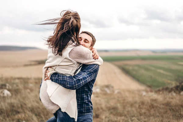 Pareja Romántica Bastante Joven Divertirse Aire Libre —  Fotos de Stock