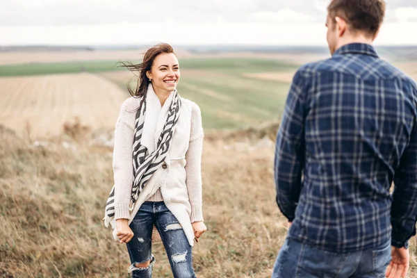 Romantische Jong Koppel Genieten Van Tijd Samen Doorbrengen Buiten — Stockfoto