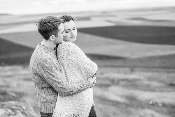 Romántica Pareja Bonita Aire Libre Disfrutar Pasar Tiempo Juntos —  Fotos de Stock