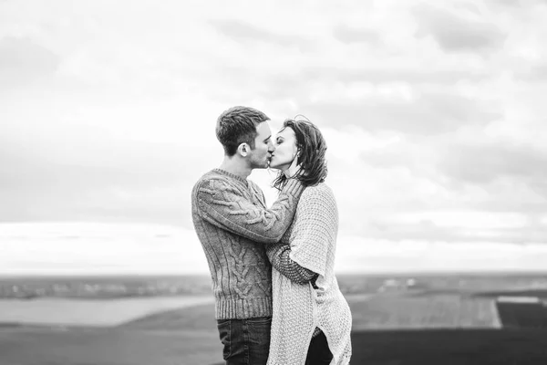 一緒に時間を過ごすロマンチックな若いカップル屋外 — ストック写真