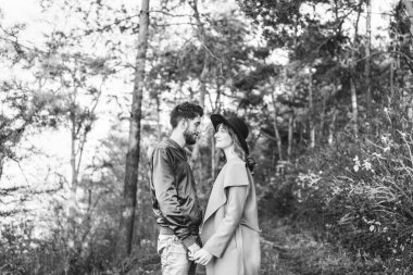 Mutlu genç romantik çift birlikte vakit geçirmek açık