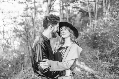 Mutlu genç romantik çift birlikte vakit geçirmek açık