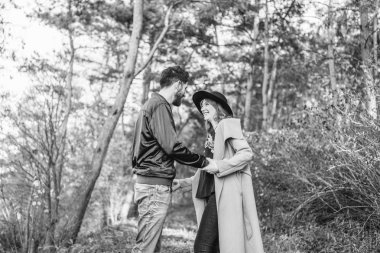 Mutlu genç romantik çift birlikte vakit geçirmek açık