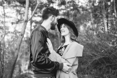 Mutlu genç romantik çift birlikte vakit geçirmek açık