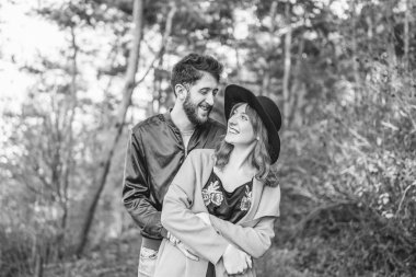 Mutlu genç romantik çift birlikte vakit geçirmek açık