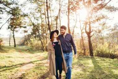 Mutlu genç romantik çift birlikte vakit geçirmek açık