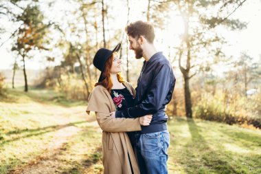 Mutlu genç romantik çift birlikte vakit geçirmek açık