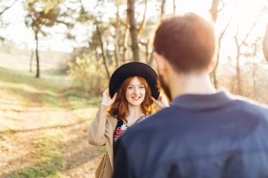 Mutlu genç romantik çift birlikte vakit geçirmek açık