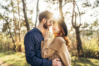 Mutlu genç romantik çift birlikte vakit geçirmek açık