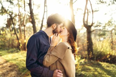 Mutlu genç romantik çift birlikte vakit geçirmek açık