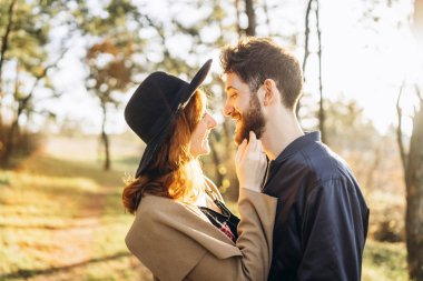 Mutlu genç romantik çift birlikte vakit geçirmek açık