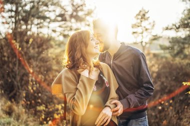 Mutlu genç romantik çift birlikte vakit geçirmek açık