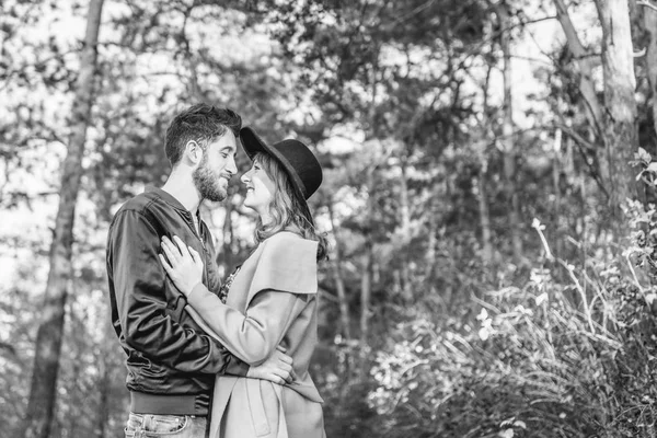 Heureux Jeune Couple Romantique Passer Temps Ensemble Plein Air — Photo