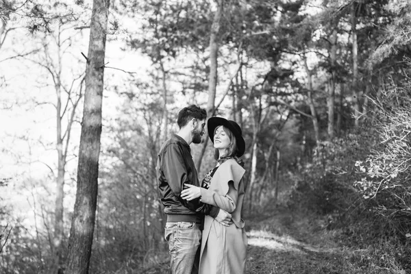 Feliz Jovem Romântico Casal Passar Tempo Juntos Livre — Fotografia de Stock